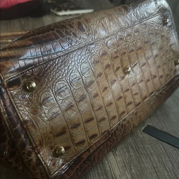 Elegant Crocodile-Embossed Brown Shoulder Bag - Picture 5 of 5